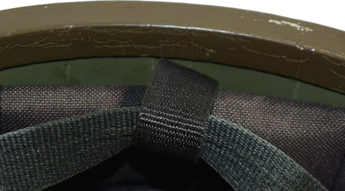 Passage arrière de la jugulaire.