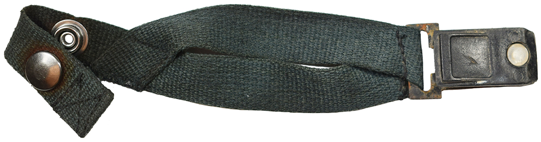 Mentonnière avec bouton pression de fermeture et clip de maintien. Mentonnière avec bouton pression de fermeture et clip de maintien.