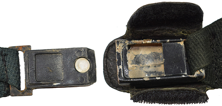 Détails clip métallique de maintien.