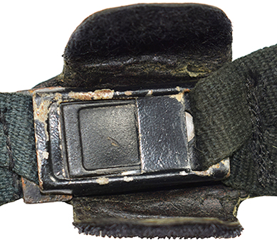 Détails clip métallique de maintien.