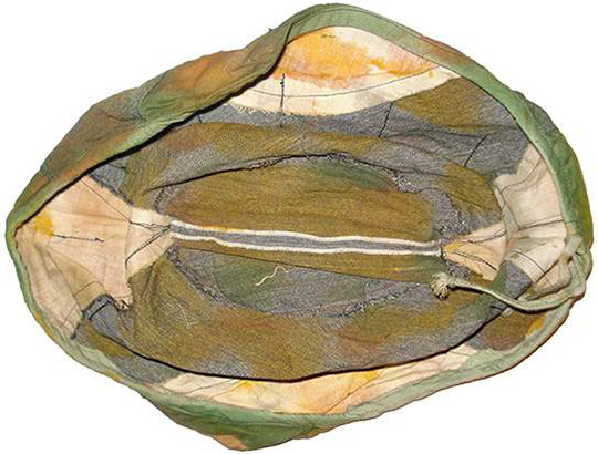 Couvre-shako modifié en deux pièces.