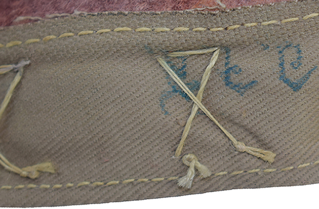 Détails couture agrafe et marquage A.J.T. Détails couture agrafe et marquage A.J.T.