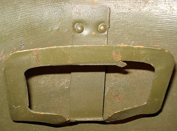 Lames ressort supportant la coiffe. Lames ressort supportant la coiffe.