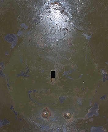 Orifice du casque Type 90 pour le montage de l'insigne. Orifice du casque Type 90 pour le montage de l'insigne.