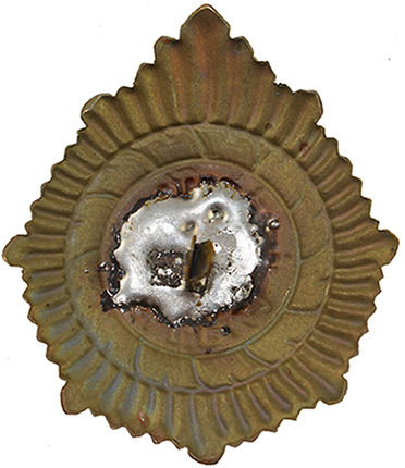 Revers avec agrafe double. Revers avec agrafe double.