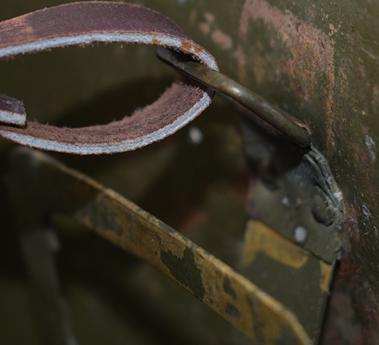 Pontet monté sur lame ressort latérale. Pontet monté sur lame ressort latérale.