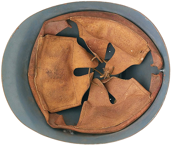 Vue intérieure avec coiffe japonaise. Vue intérieure avec coiffe japonaise.