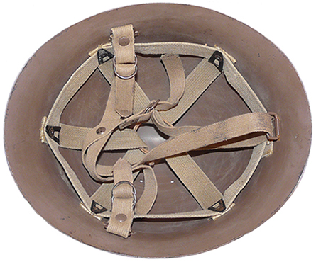 Coiffe de type Riddel et jugulaire en trois points. Coiffe de type Riddel et jugulaire en trois points.