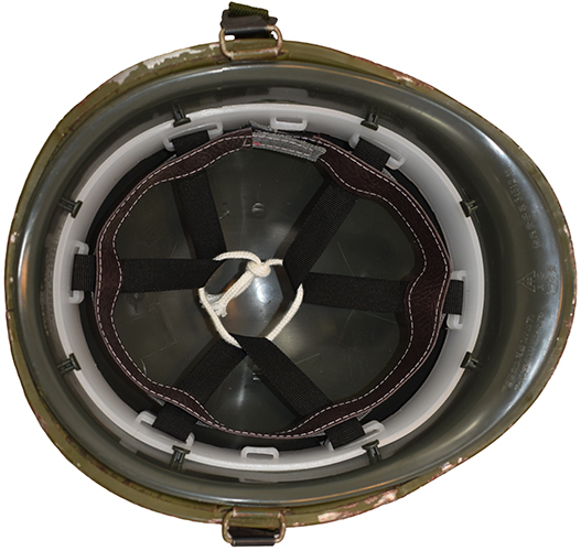 Sous-casque installé dans le casque en acier. Sous-casque installé dans le casque en acier.