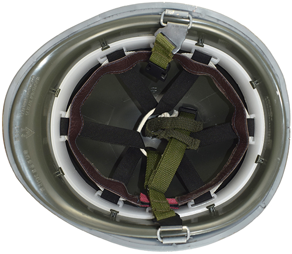 Sous-casque installé dans le casque en acier. Sous-casque installé dans le casque en acier.