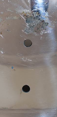 Orifices pour l'insigne. Orifices pour l'insigne.