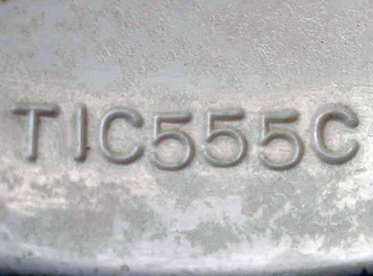 Marquage moulé sous la visière. Marquage moulé sous la visière.