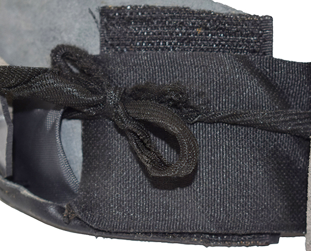 Détails jonction velcro et laçage.