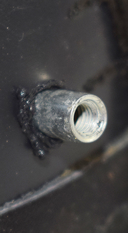 Écrou tubulaire noyé dans le cerclage en plastique.