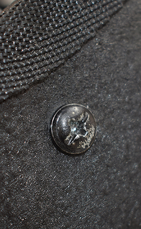 Tête de vis peinte en noir. Tête de vis peinte en noir.