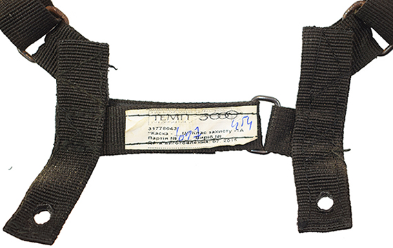 Bande nuquière réglable par velcro. Bande nuquière réglable par velcro.