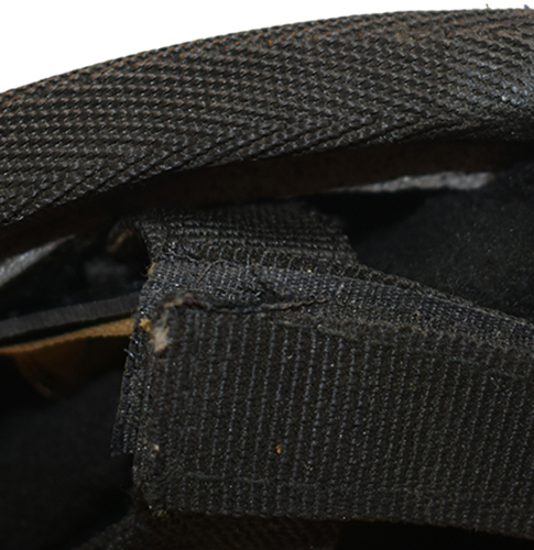 Détail maintien de la jugulaire. Détail maintien de la jugulaire.