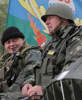 Utilisation de casques de l'&egrave;re sovi&eacute;tique au sein de l'arm&eacute;e ukrainienne ind&eacute;pendante.