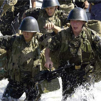 Utilisation de casques de l'&egrave;re sovi&eacute;tique au sein de l'arm&eacute;e ukrainienne ind&eacute;pendante.
