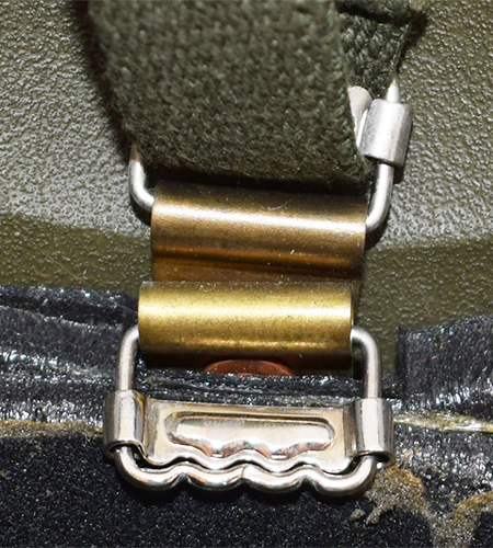 Boucle de maintien placée latéralement. Boucle de maintien placée latéralement.