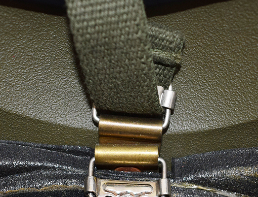 Boucle de maintien permettant le réglage. Boucle de maintien permettant le réglage.
