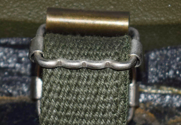 Boucle de maintien permettant le réglage. Boucle de maintien permettant le réglage.