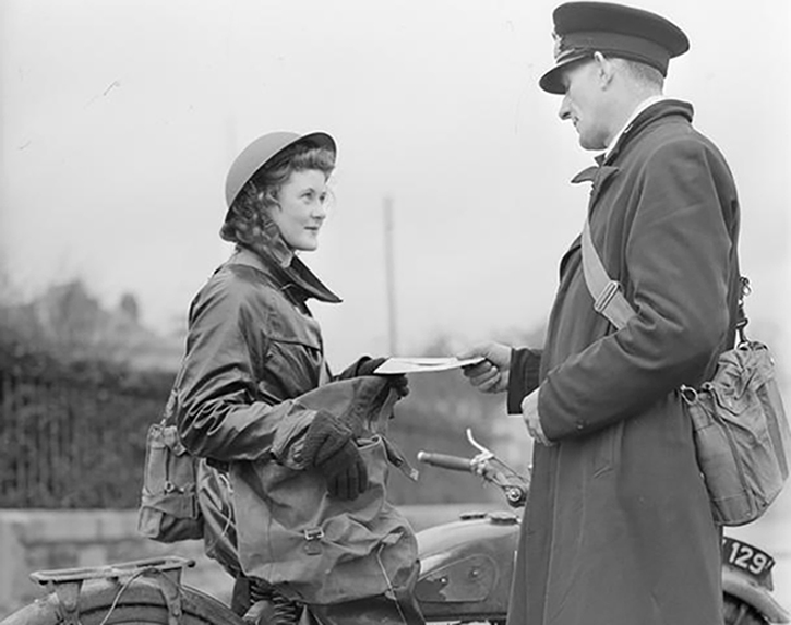 Estafette coiffée d'un casque Mark II.