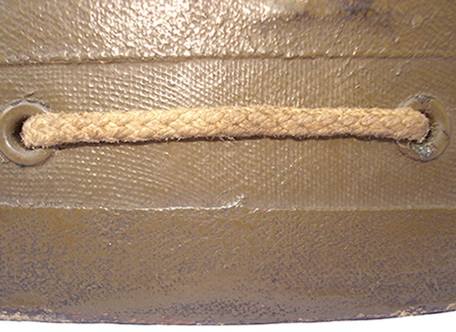 Maintien de la coiffe par laçage périphérique.