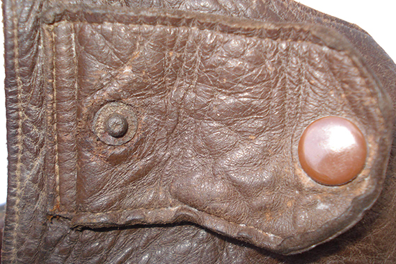 Volet en cuir couvrant les oreilles.