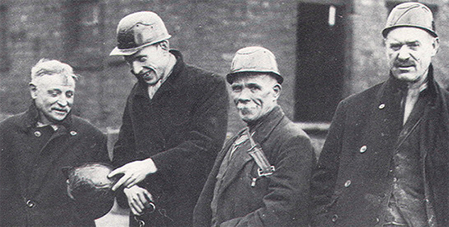 Mineurs britanniques équipés de casques produits par la firme Helmets Ltd. Mineurs britanniques équipés de casques produits par la firme Helmets Ltd.