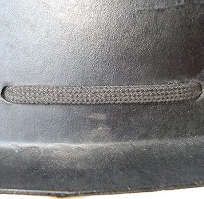 Coiffe maintenue par un lacet périphérique. Coiffe maintenue par un lacet périphérique.