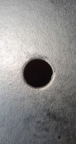 Orifice d'aération. Inscription taille au crayon.