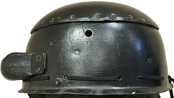 Vue de côté, fabrication Helmets Ltd. Vue de côté, fabrication Helmets Ltd.