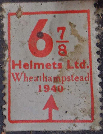 Étiquette Helmets Ltd. 1940, collé au fond de la bombe. Étiquette Helmets Ltd. 1940, collé au fond de la bombe.