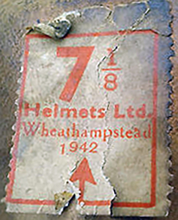 Étiquette Helmets Ltd. 1942, collé sur le bandeau de sudation. Étiquette Helmets Ltd. 1942, collé sur le bandeau de sudation.