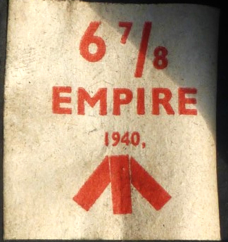Étiquette Empire collée au fond de la bombe.