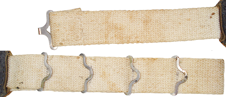 Jugulaire, fermeture assurée par un crochet. Jugulaire, fermeture assurée par un crochet.