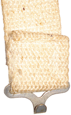 Jugulaire, fermeture assurée par un crochet. Jugulaire, fermeture assurée par un crochet.