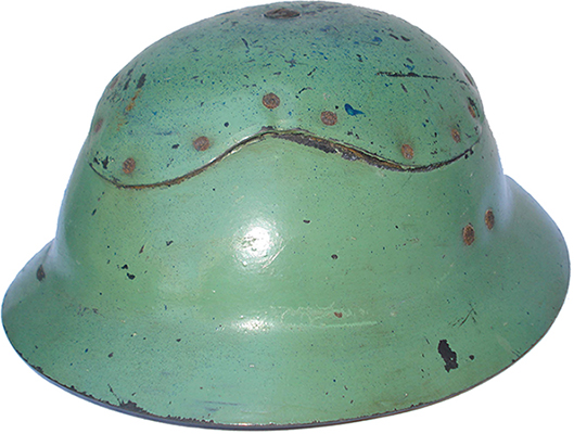 Exemplaire repeint en vert.