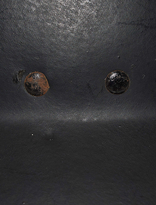 Rivets de maintien des pattes latérales.