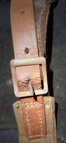 Patte en cuir de réglage par boucle à ardillon.