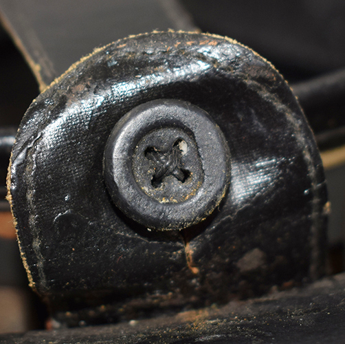 Maintien par bouton d'un côté.