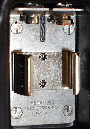 Logement pour pile plate 9V de type LR61. Logement pour pile plate 9V de type LR61.