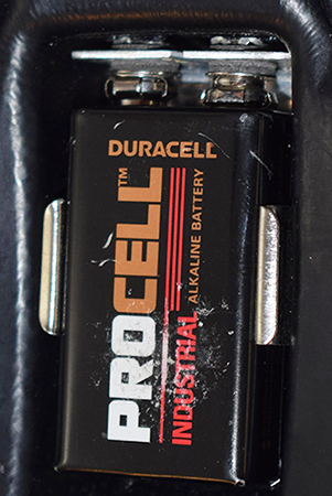 Logement pour pile plate 9V de type LR61. Logement pour pile plate 9V de type LR61.