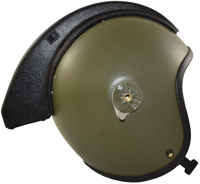 Casque équipé de son système anti-buée, vue latérale. Casque équipé de son système anti-buée, vue latérale.