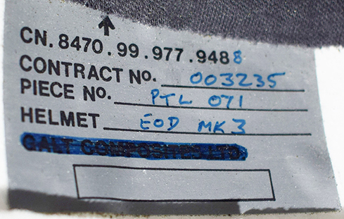 Étiquette collée sur la coiffe. Étiquette collée sur la coiffe.