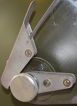 Visière bloquée en position haute. Visière bloquée en position haute.