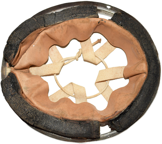 Coiffe, vue à plat - envers. Coiffe, vue à plat - envers.