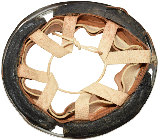 Coiffe, vue à plat - revers. Coiffe, vue à plat - revers.