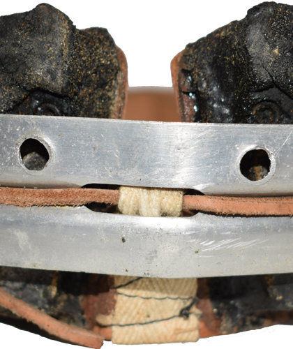 Orifices de maintien arrière. Orifices de maintien arrière.